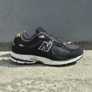 New Balance 2002R Mens Size 10.5 Black Gold Running Sneakers